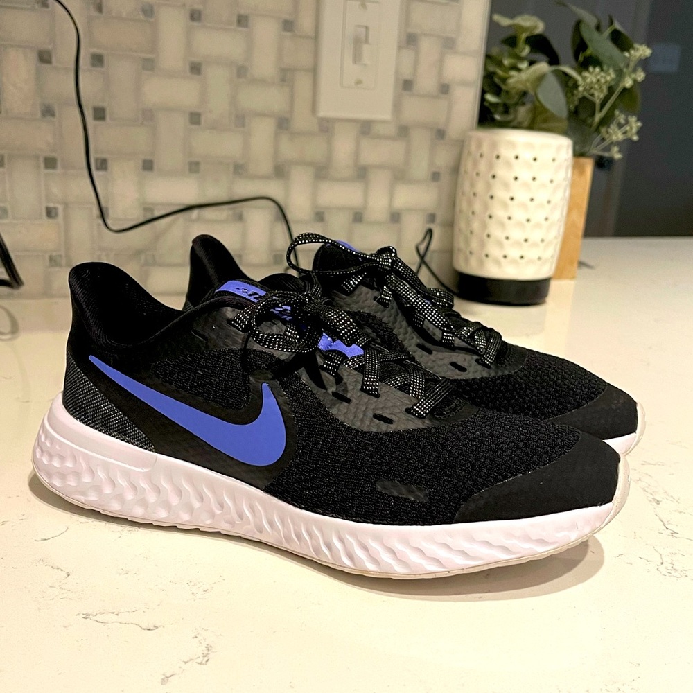 Nike Revolution 6 girls size 3.5Y